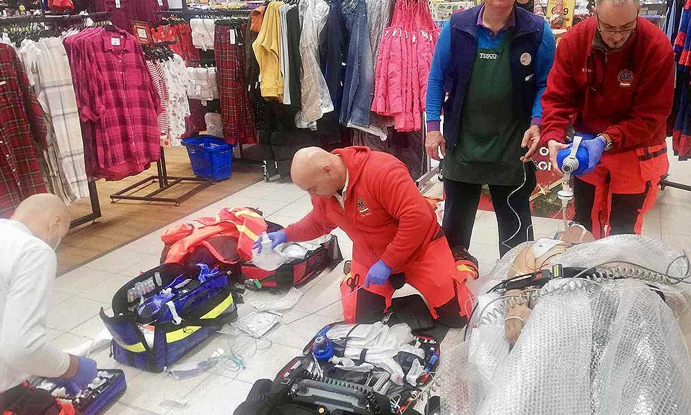Dráma a Tescoban: vásárlás közben, holtan esett össze egy férfi, az eladók küzdöttek az életéért