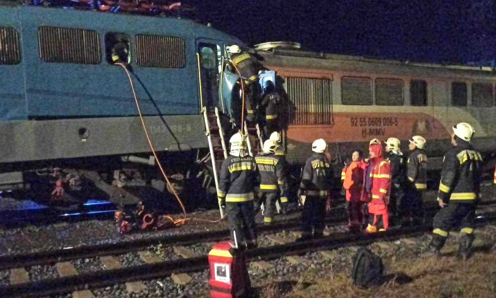 Sápi vonatbaleset: kómában van az életveszélyesen megsérült mozdonyvezető