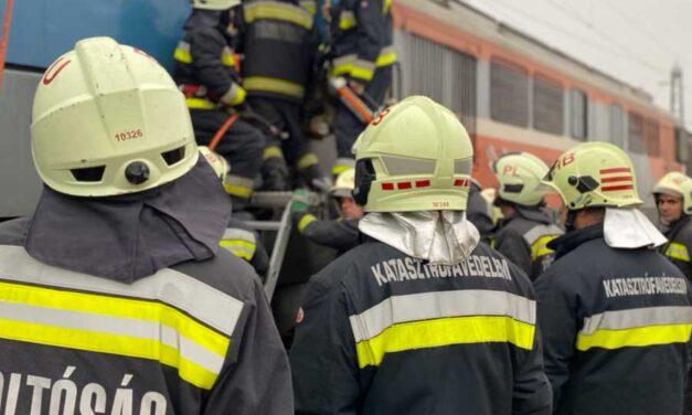 Sápi vonatbaleset: mentőhelikopter vitte a debreceni klinikára az életveszélyesen megsérült mozdonyvezetőt