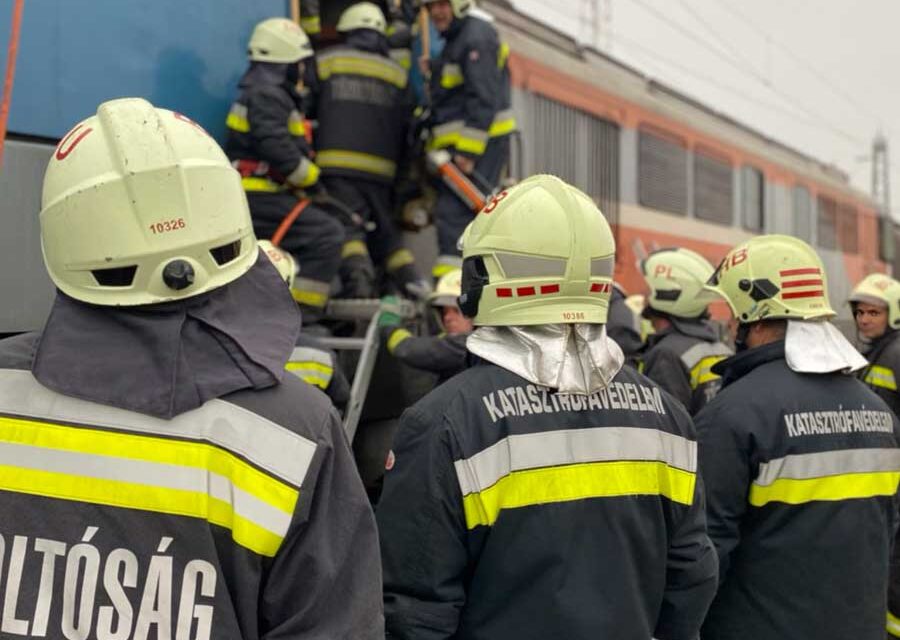 Sápi vonatbaleset: mentőhelikopter vitte a debreceni klinikára az életveszélyesen megsérült mozdonyvezetőt