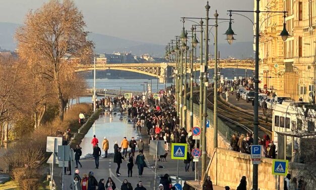 Beindult a katasztrófaturizmus Budapesten, mindenki a megáradt Dunát akarta látni – FOTÓK