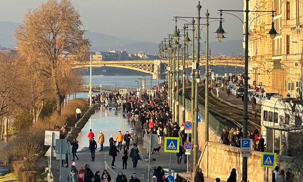 Beindult a katasztrófaturizmus Budapesten, mindenki a megáradt Dunát akarta látni – FOTÓK