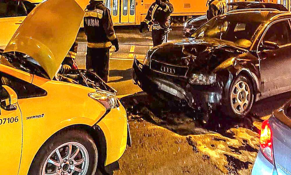 Frontálisan ütközött az Audi a taxival, meglepő ami ezt követően történt