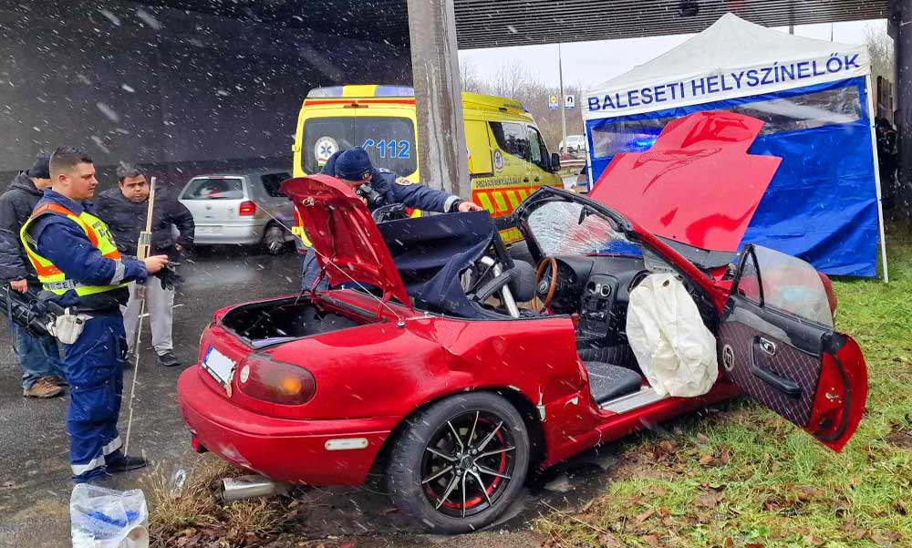 Tragikus baleset Budapesten: a csúszós úton esélye sem volt a hátsókerék meghajtású sportautóban a sofőrnek – helyszíni fotók