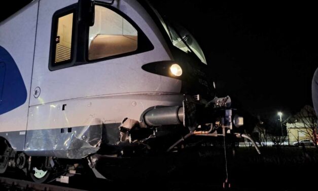 Vonattal ütközött egy autó Gyöngyösnél: a jármű vezetője beszorult a roncsok közé