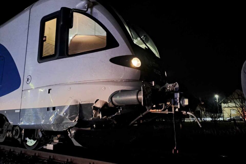 Vonattal ütközött egy autó Gyöngyösnél: a jármű vezetője beszorult a roncsok közé