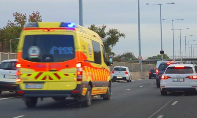 Drámai baleset az M5-ösön: Trélerbe csapódott egy kisbusz, 12 ember érintett az ütközésben