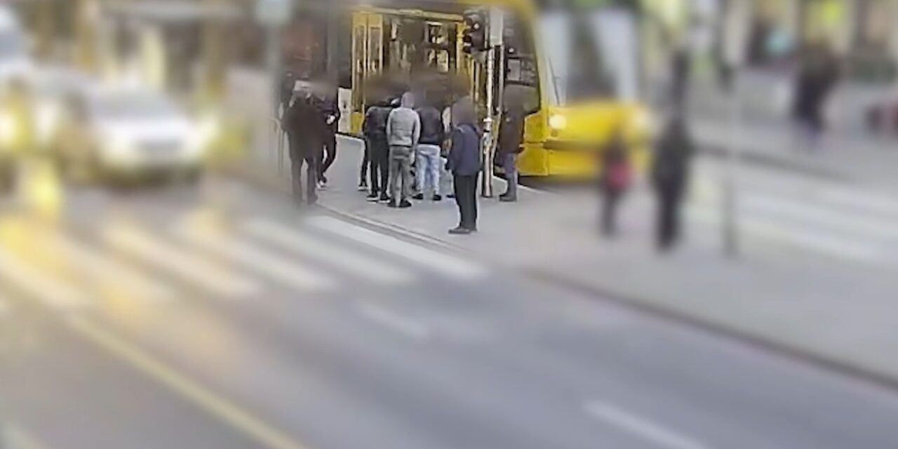 Kamaszok támadtak a jegyellenőrre Budapesten: ököllel ütötték arcon és rugdosták, videó és készült róla