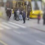 Kamaszok támadtak a jegyellenőrre Budapesten: ököllel ütötték arcon és rugdosták, videó és készült róla