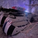 Hősies mentés a hóban: autókkal együtt borult az árokba egy nyergesvontató FOTÓKKAL!