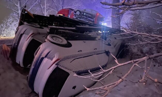 Hősies mentés a hóban: autókkal együtt borult az árokba egy nyergesvontató FOTÓKKAL!
