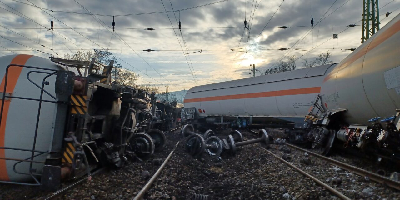 Több napra leáll a vasúti közlekedés Nagymarosnál, miután kisiklott egy tehervonat