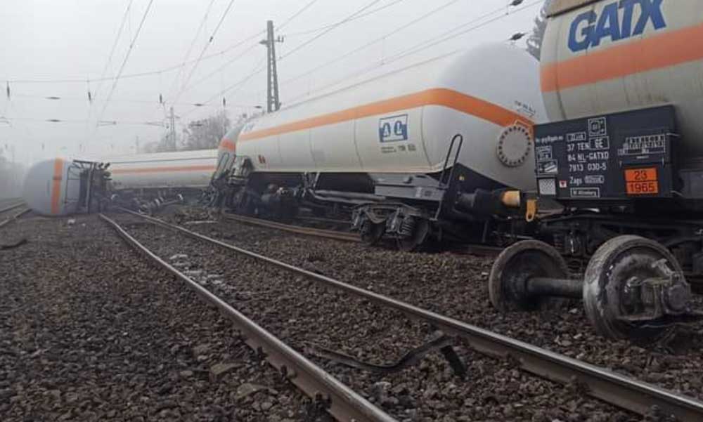 Súlyos vasúti baleset Nagymarosnál: kisiklott egy vonat, több kocsija felborult