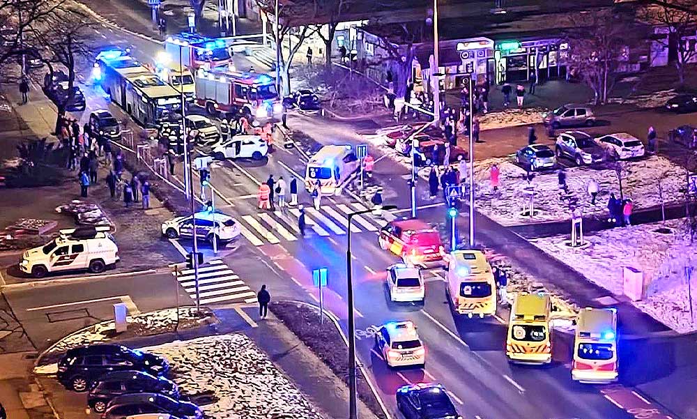 Halálos tömegbaleset Budapesten: egy ember meghalt, egy gyereket elvitt a mentő, a vérző fejű mercist keresik a rendőrök