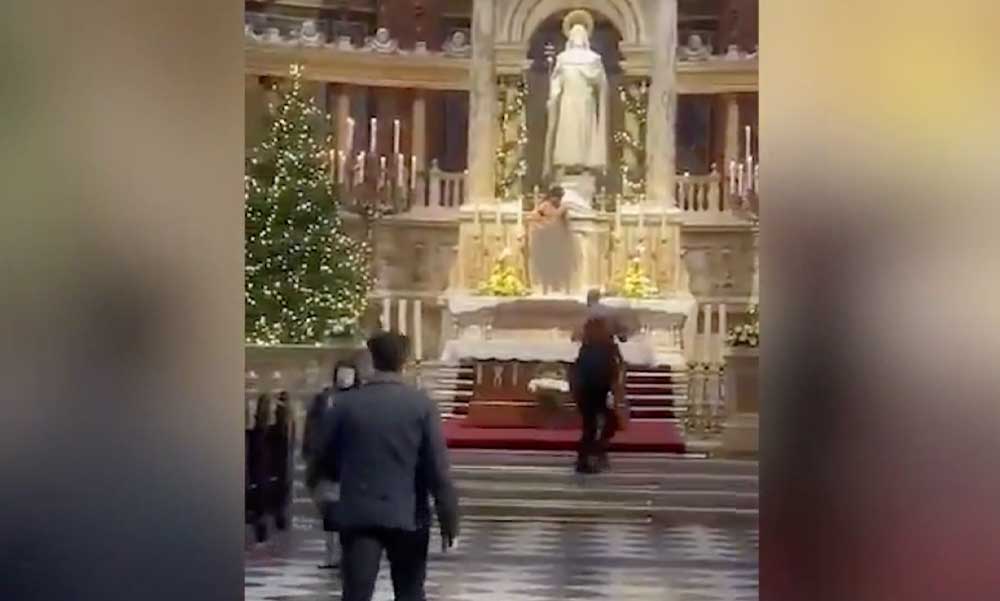 Botrány a budapesti bazilikában: egy 20 éves nigériai cserediák felmászott az oltárra és mutogatta magát