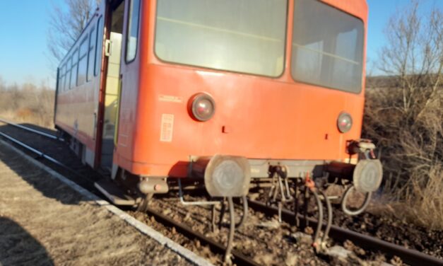 Vasárnapi káosz a MÁV-nál: kisiklott egy vonat Fehércsurgónál, elromlott a biztosítórendszer Almásfüzitőnél