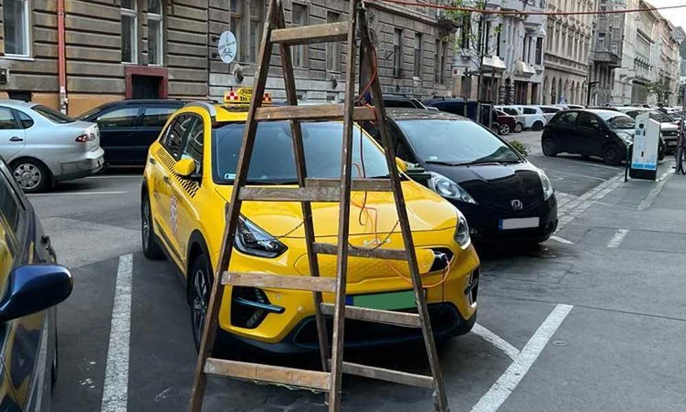 Eljárás indul a taxis ellen, aki sufnituning elektromos autó töltőt és ingyenes parkolóhelyet épített ki magának