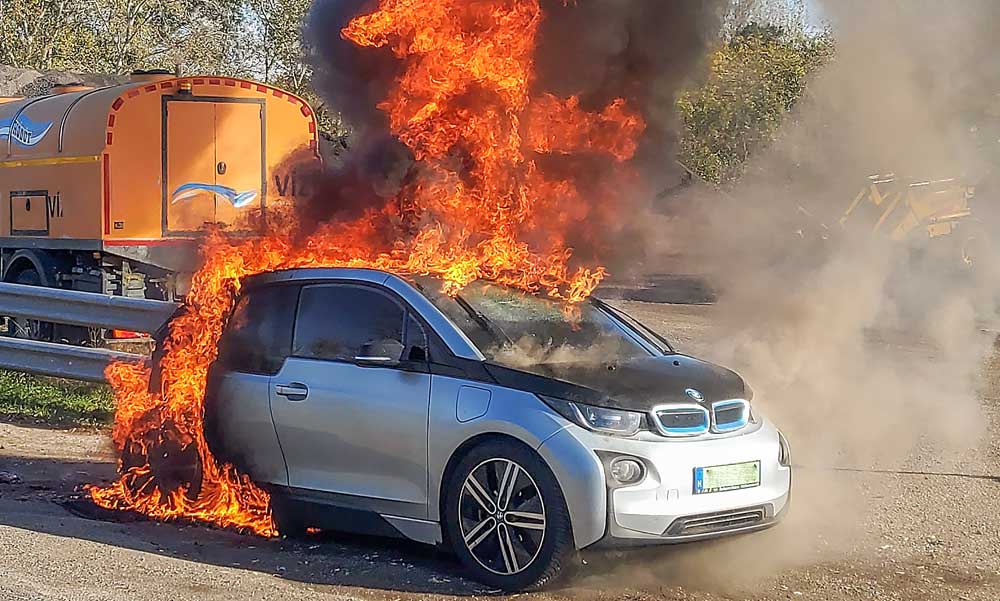 Ezt csináld, ha kigyullad az elektromos autód – miért égnek mindig porrá az elektromos járművek?