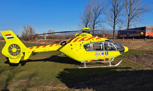 Kisiklott vonat Fehérvárcsurgónál: mentőhelikopterrel vitték kórházba a személyautó sofőrjét, aki a tilos jelzés ellenére hajtott a sínekre