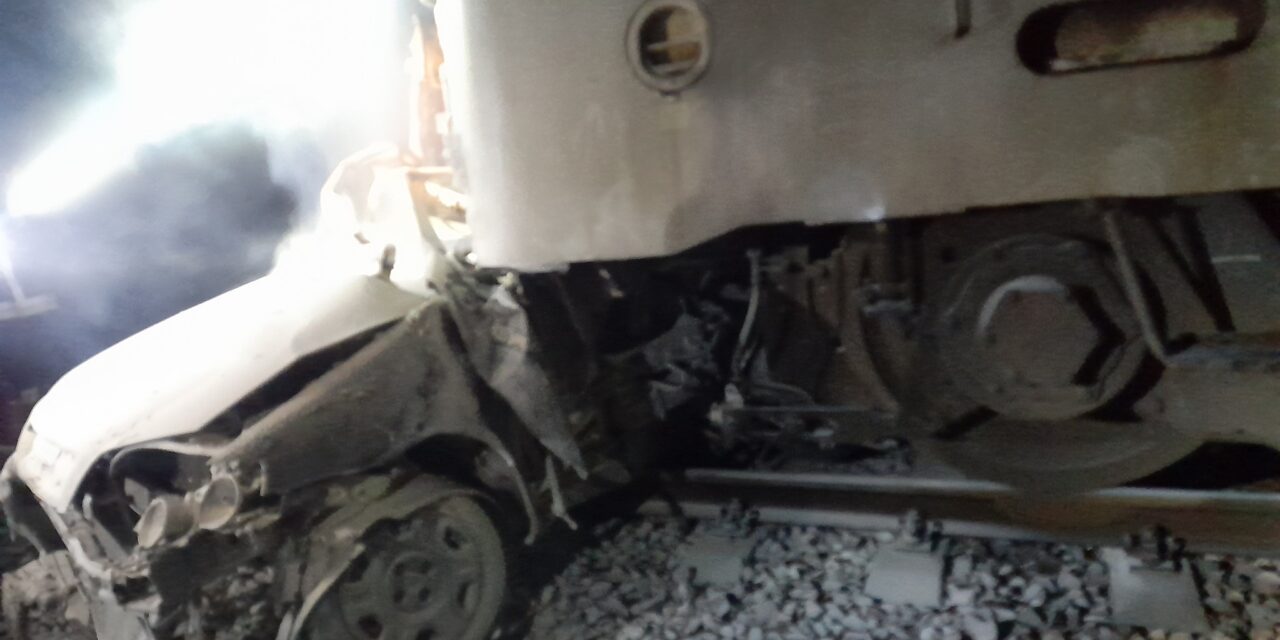 Súlyos baleset Kisvárdánál: vonattal ütközött egy autó, pótlóbuszok viszik az utasokat az érintett szakaszon