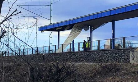 A járókelők szeme láttára gyújtotta fel magát egy idős férfi Székesfehérváron, az egyik vasútállomás parkolójában