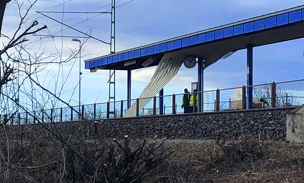 Fennakadás a MÁV-nál: leszakította a peron tetejét a szél, forgalmi változást vezettek be a székesfehérvári vonalon