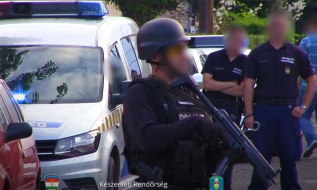 Rendőri akció Budapesten: fegyverrel fenyegette családját  a  zavarodott férfi