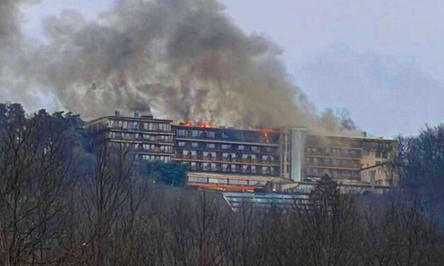 Kigyulladt a visegrádi luxusszálloda, óriási lángokkal ég a Silvanus Hotel, 200 vendég volt az épületben