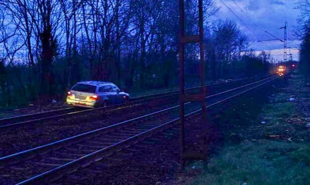 Elakadt egy BMW a vasúti síneken, késnek a vonatok a váci vonalon