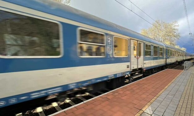 „Rongybabaként szippantotta be a vonat” – a szerelvény alá esett egy utas Tatabányán, a jármű levágta az idős férfi lábát