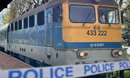 Tömegverekedés a Budapest-Nyíregyháza vonaton: az egyik balhézó a lábánál fogva rángatta le a rendőrt a szerelvényről