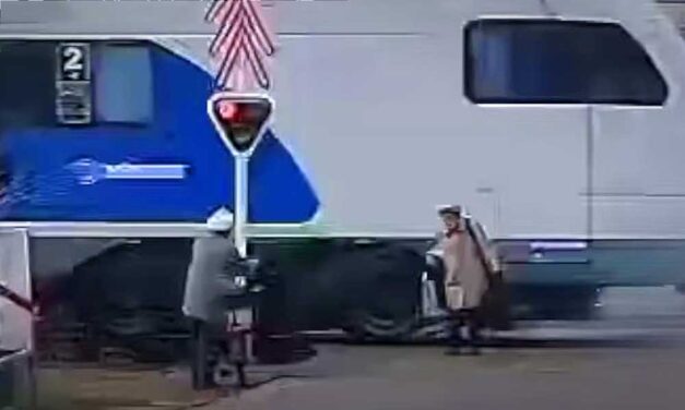 A felelőtlen öregasszony mellett centikre zúzott el a gyorsvonat, a piros jelzés ellenére ment át a síneken – VIDEÓ