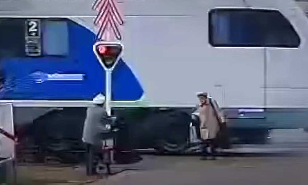 A felelőtlen öregasszony mellett centikre zúzott el a gyorsvonat, a piros jelzés ellenére ment át a síneken – VIDEÓ