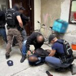 Fejvadász kommandósok teperték le a drogkereskedőt, a budapesti bérház lakói döbbenten figyelték az akciót