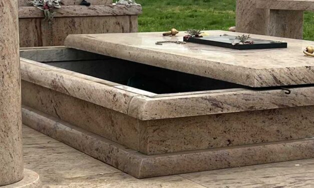 Feltörték Kis Grófo édesapjának sírját, a tolvajok értéktárgyakat kereshettek a szolnoki temetőben