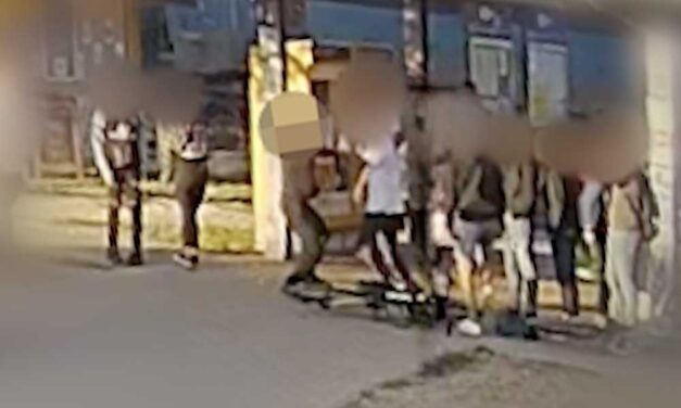 Videón, ahogy egy apa elveri a fiát gyalázó kamaszt a pilisi vasútállomáson