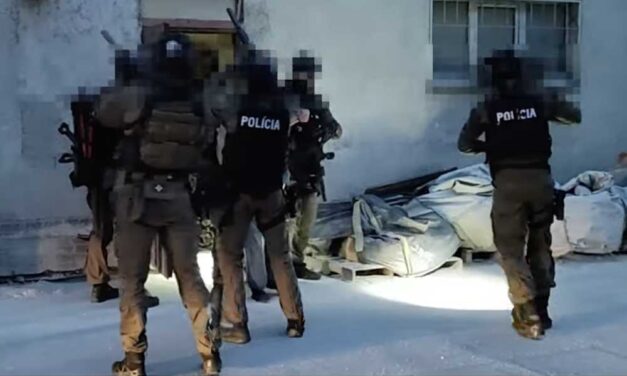 Óriási illegális fegyverraktárra csaptak le a kommandósok Rajkán, 25 éve nem volt ekkora fogása a rendőrségnek, a bűnbanda fejét is lekapcsolták – VIDEÓ