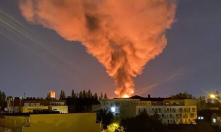 Hatalmas lángokkal égetek a talpfák az egyik budapesti pályaudvaron, leállt a teljes vasúti közlekedés