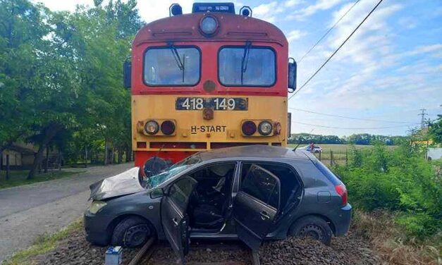 Robbanásveszélyes gázt szállító vonattal ütközött egy autó: idén ez a 27. baleset, amely vasúti átjáróban történt
