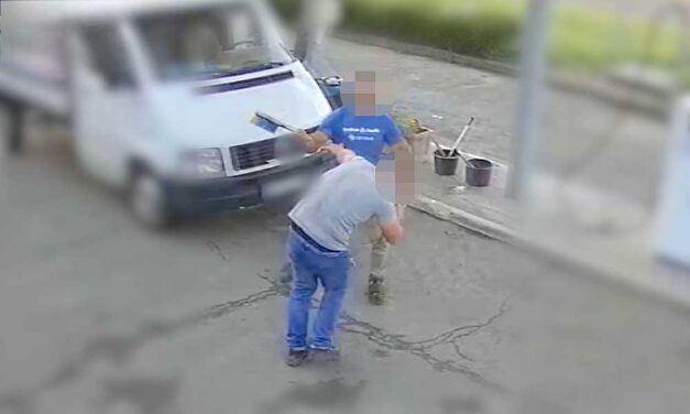 Balhé a benzinkúton: Mosókefével verte ismerősét a férfi, csonttörés lett a vége – VIDEÓ