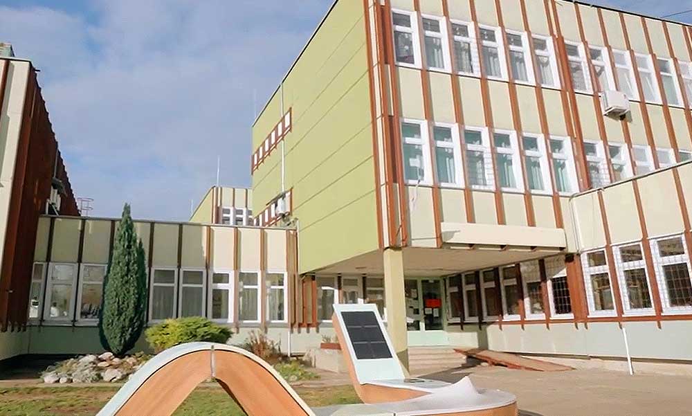 Botrány Bonyhádon: 13 éves tanítványával létesíthetett kapcsolatot egy általános iskolai tanár, a helyiek szerint a pedagógus ügyét megpróbálják eltussolni