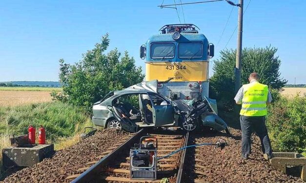 Vasúti baleset Borsodban: hárman szörnyethaltak, miután a tilos jelzés ellenére egy autó a sínekre hajtott