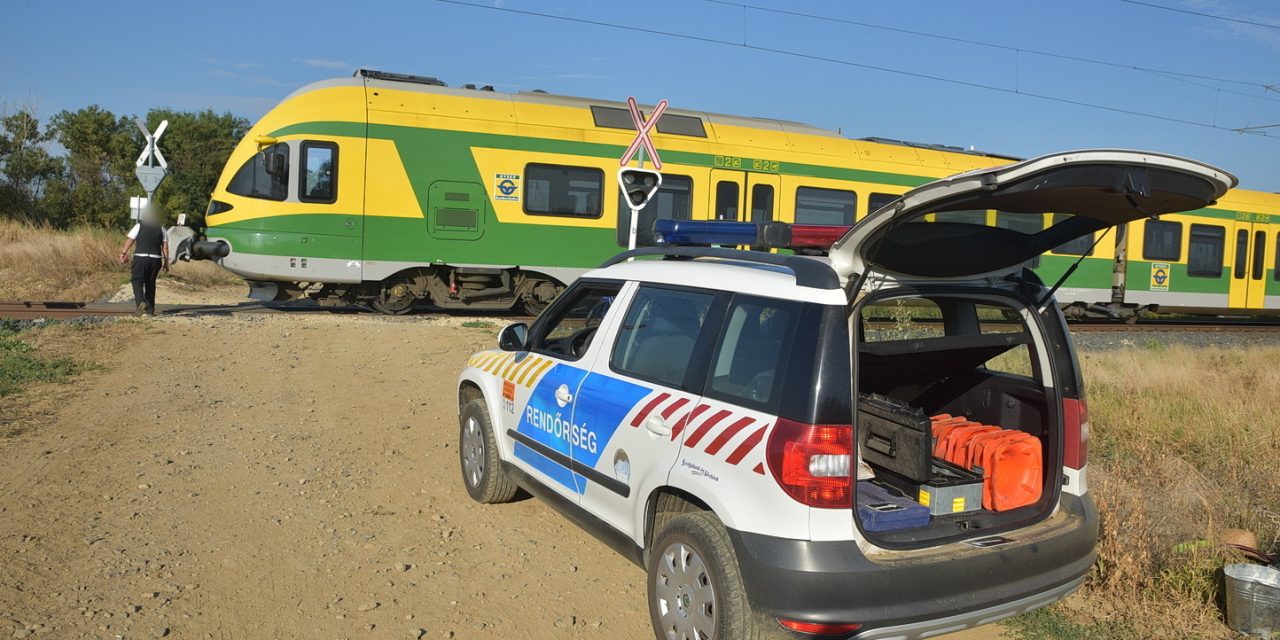 Egész napos razziát tart a rendőrség a vonatokon: még az utasok csomagjait is ellenőrzik