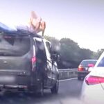 Menet közben mászott az autó tetejére az M3-as autópályán egy férfi – VIDEÓ