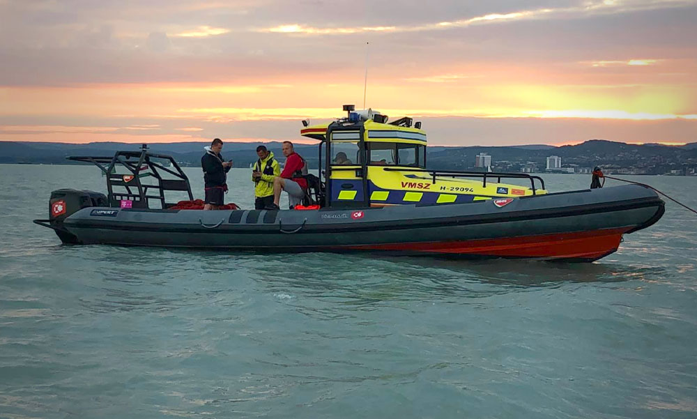 Megfulladt egy férfi a Balatonban, egész éjjel keresték a vízmentők, Révfülöpnél került elő a holtteste