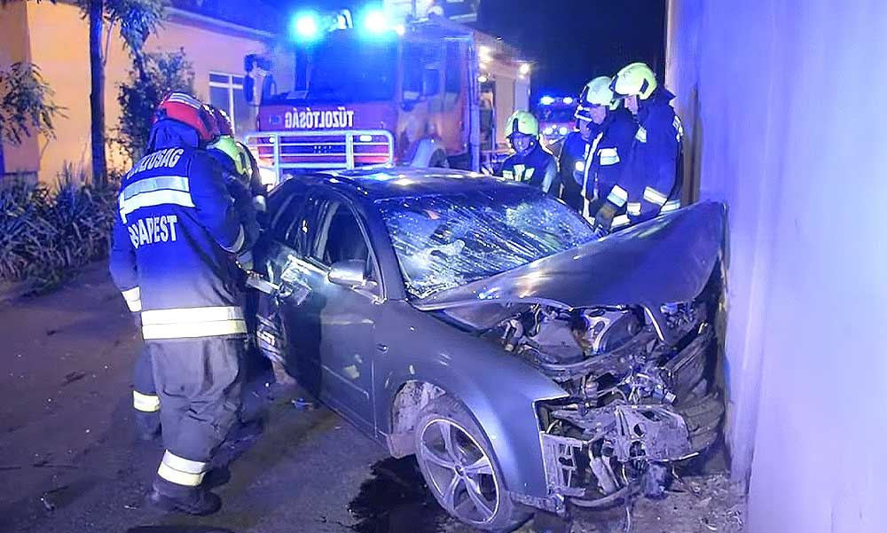 Csúnyán felkenődött a falra az Audi, feszítővágó segítségével tudták csak kiemelni a sofőrt – VIDEÓ