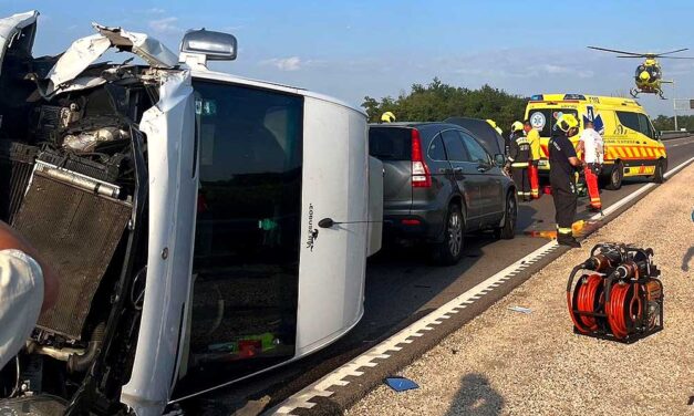 Súlyos baleset érte Mező Misijéket: felborult a turnébuszuk, mentőhelikopter érkezett a helyszínre