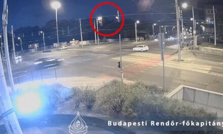 Elfutott a Mercedes sofőrje, miután átment a piroson és letarolt egy Suzukit Budapesten: a vétlen sofőr meghalt