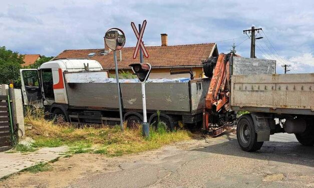 Nekiment egy kerítésnek és a vasúti sínekre csapódott egy teherautó Veresegyházon: délelőtt egy anyukát és két kisgyermekét gázolták el a településen