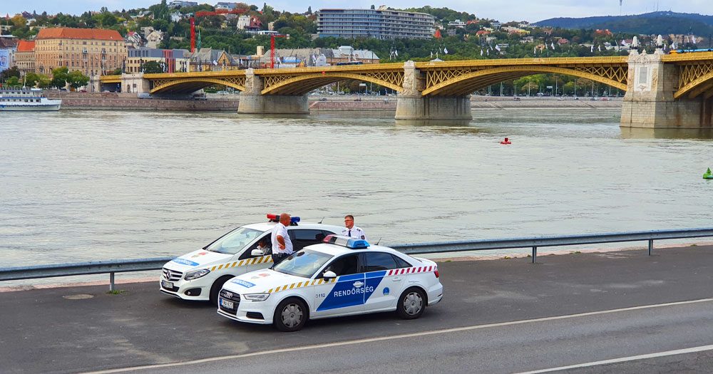 Mentőt és rendőrt kellett hívni egy Dunában fürdőző férfihoz Budapesten, majd eljárást indított ellene a rendőrség